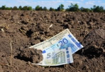 Немає клятих комуністів, але справа їх живе